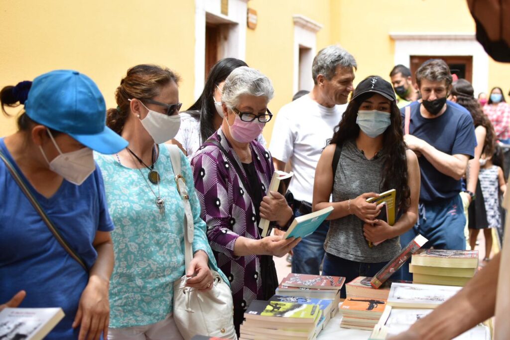 Entrega Secretaría de Cultura libros de la colección “21 para el 21” en Parral