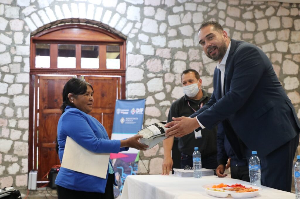 Entrega DIF Estatal aparatos auditivos a 80 personas en Guadalupe y Calvo