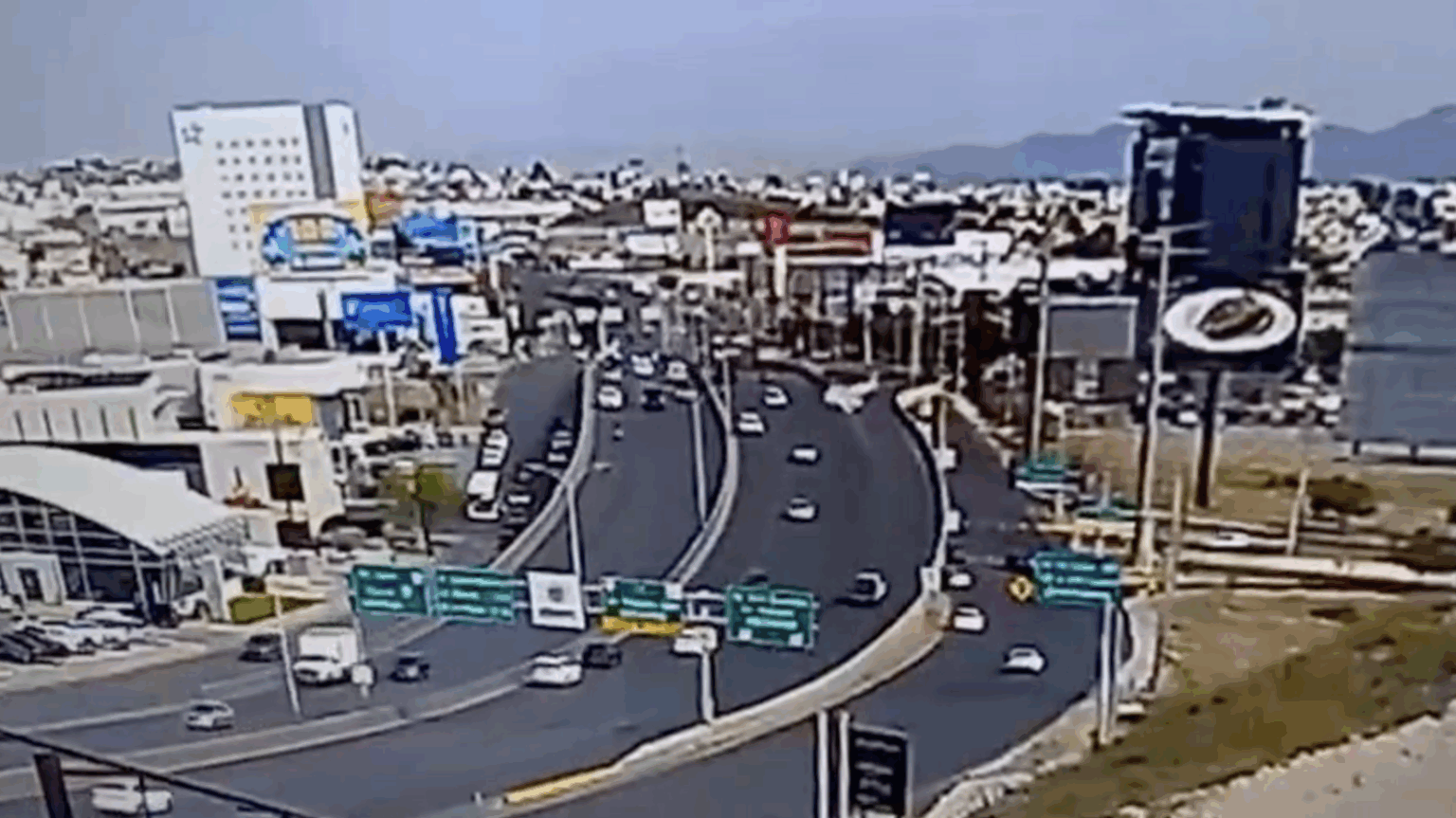 Captaron el momento exacto cuando auto cae de puente en el Periférico de la Juventud
