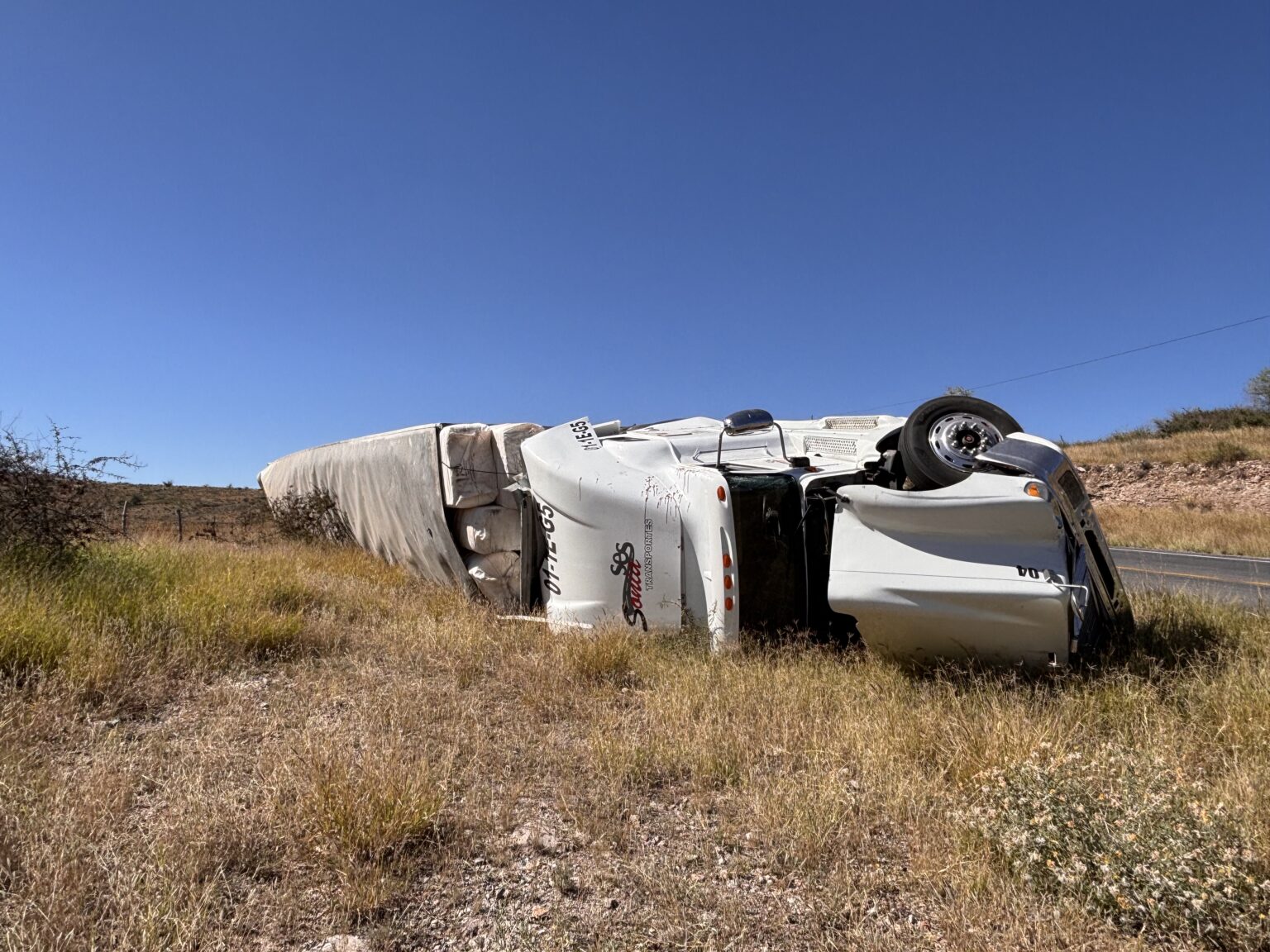 Vuelca tráiler con 30 toneladas de algodón sobre la carretera Juárez–Chihuahua