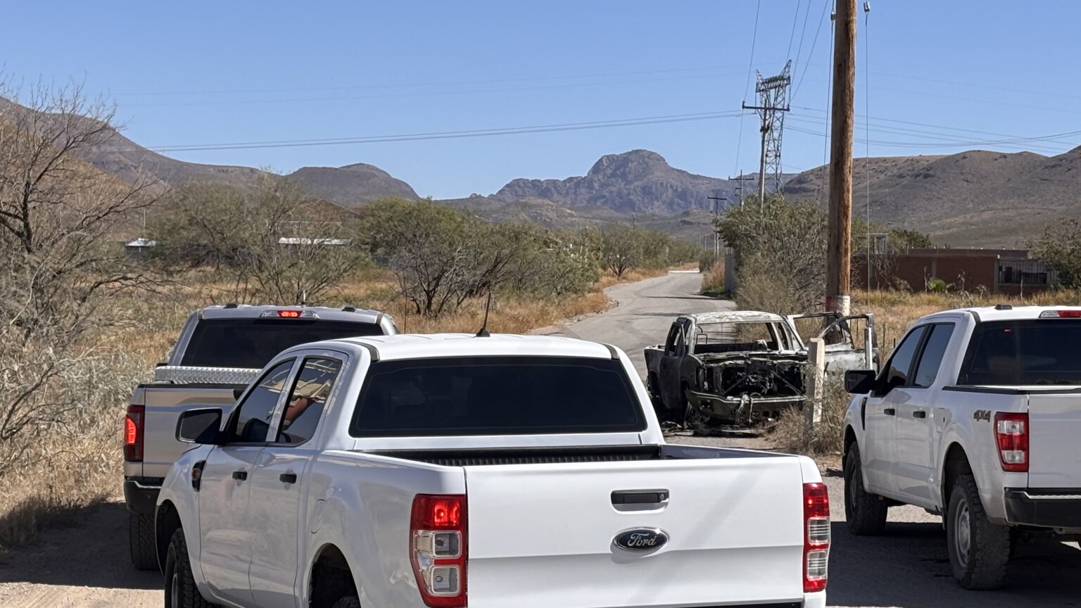 🔥 Encuentran camioneta calcinada a la orilla de la carretera Delicias–Chihuahua