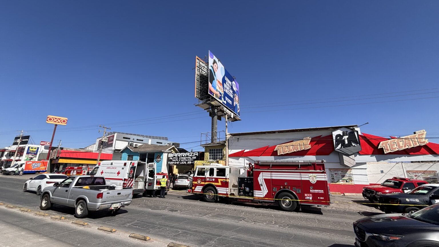 Trabajador sufre presunta descarga eléctrica en anuncio espectacular