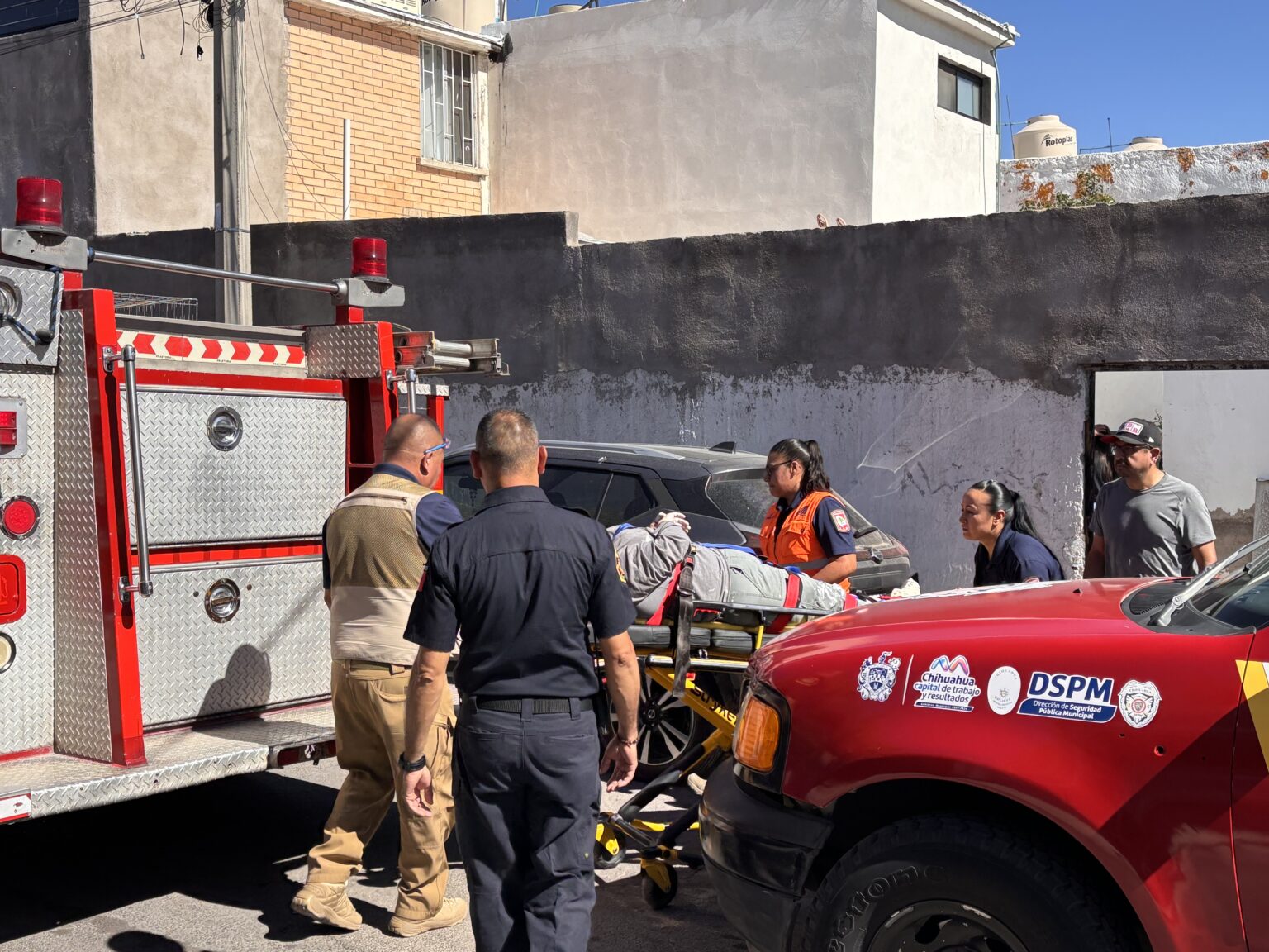 Mujer resulta herida al caer de un segundo piso mientras impermeabilizaba