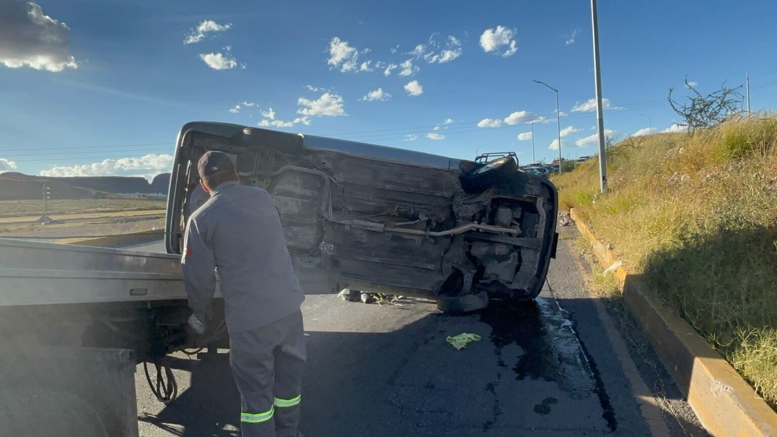 Salió peor: Evita choque pero termina volcando en el Circuito Universitario