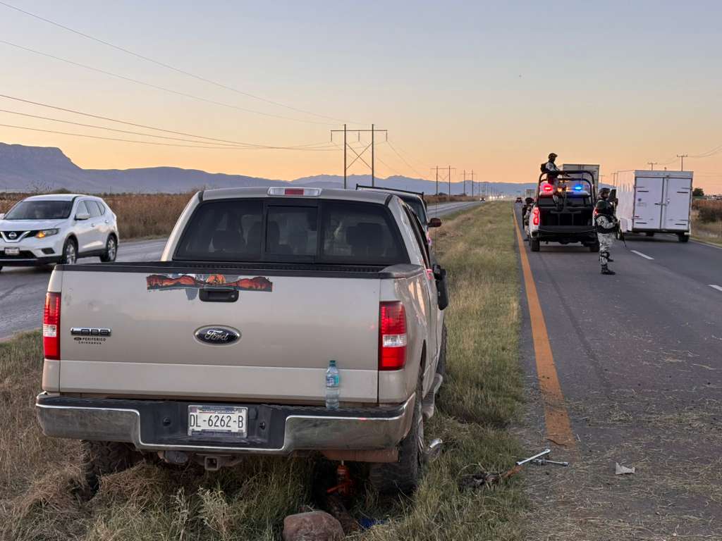 Vuelca Lobo por llanta ponchada en la carretera a Juárez