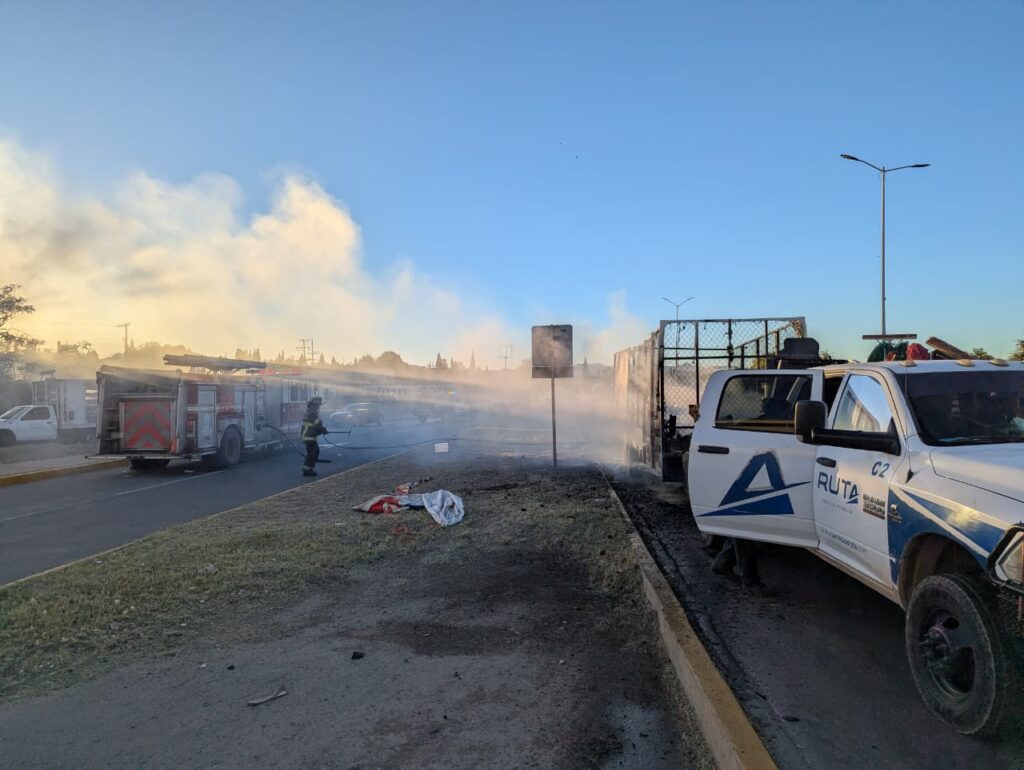 Incendio arrasa con remolque en la Sacramento