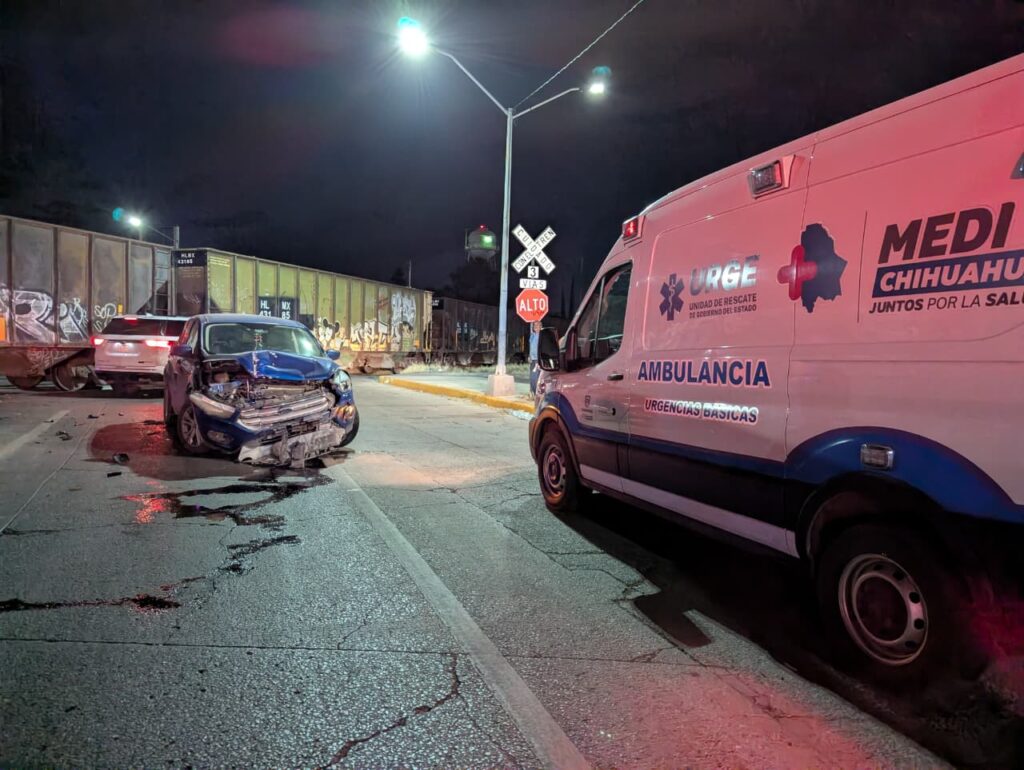 Se la atraviesa al tren y causa fuerte accidente