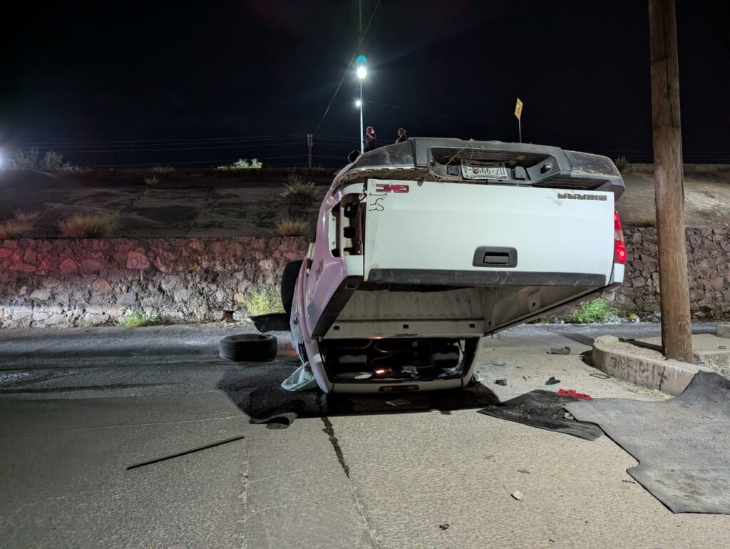 Vuelcan jóvenes tras caer de la Pacheco