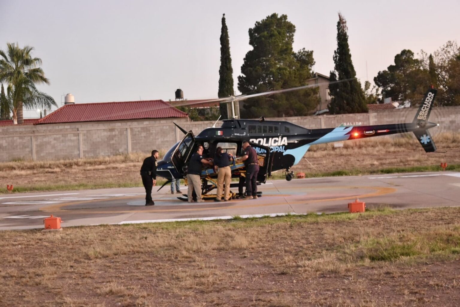 Trasladan en helicóptero a policía y su hija tras accidente en Majalca