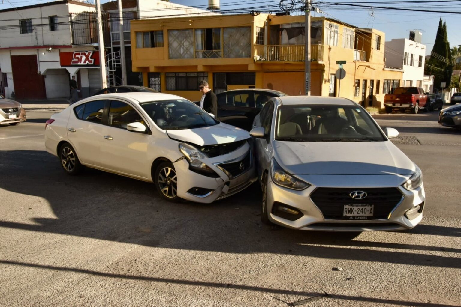 Choque entre dos vehículos provoca caos vial en la colonia Mirador