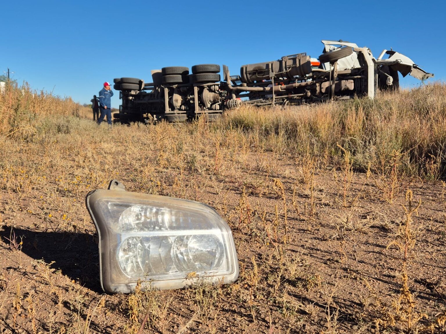 Operador queda atrapado tras volcadura de tráiler cementero en la corta a Parral
