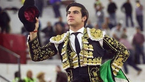 ENRIQUE COLOMBO CORTA 3 OREJAS Y TRIUNFA EN CORRIDA DE CALAVERAS EN CIUDAD JUÁREZ