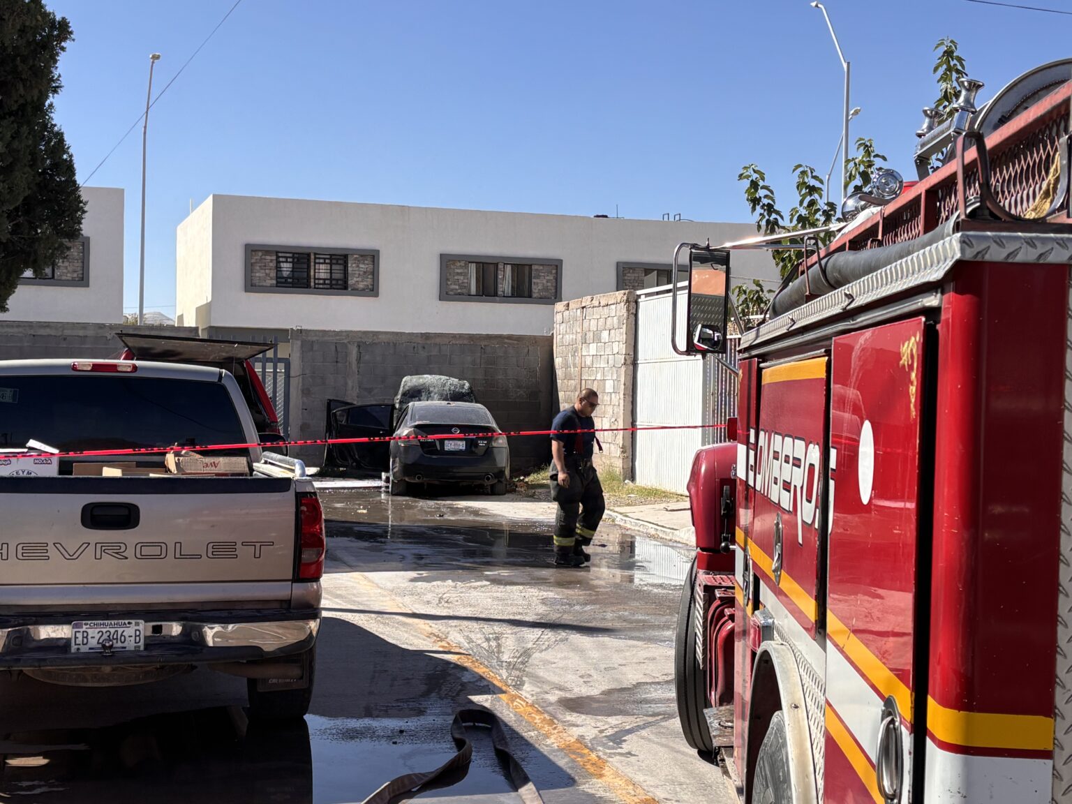 Cortocircuito provoca daños en vehículo estacionado en Jardines del Sacramento
