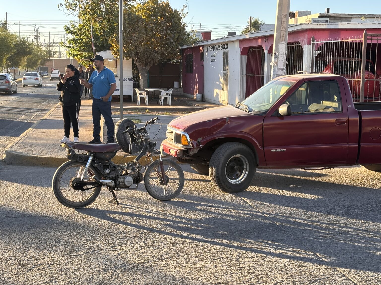 Conductor de pick up corta circulación y provoca choque con motociclista