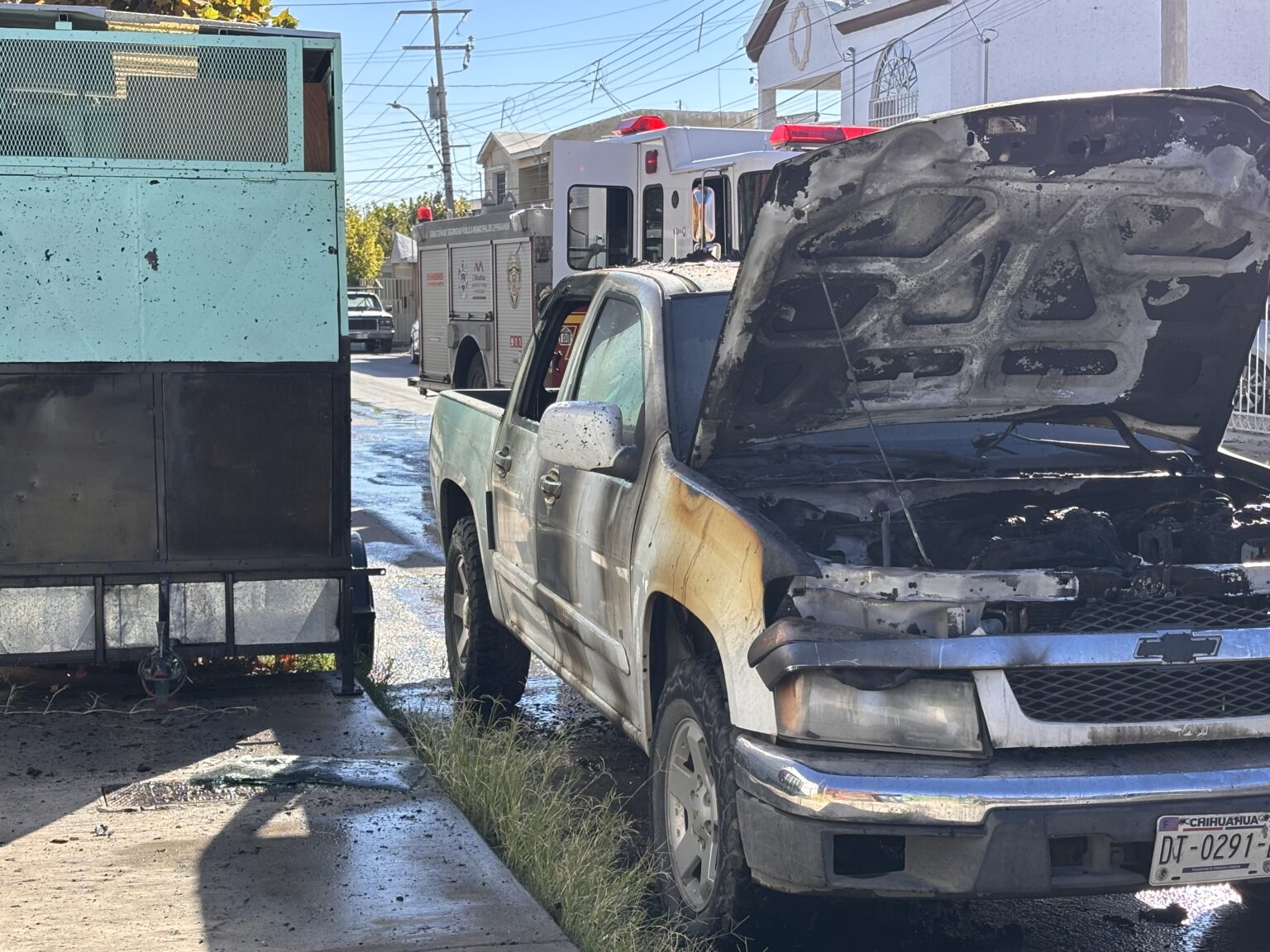 Incendian pickup en la colonia Unidad Presidentes; daños alcanzan el 75%