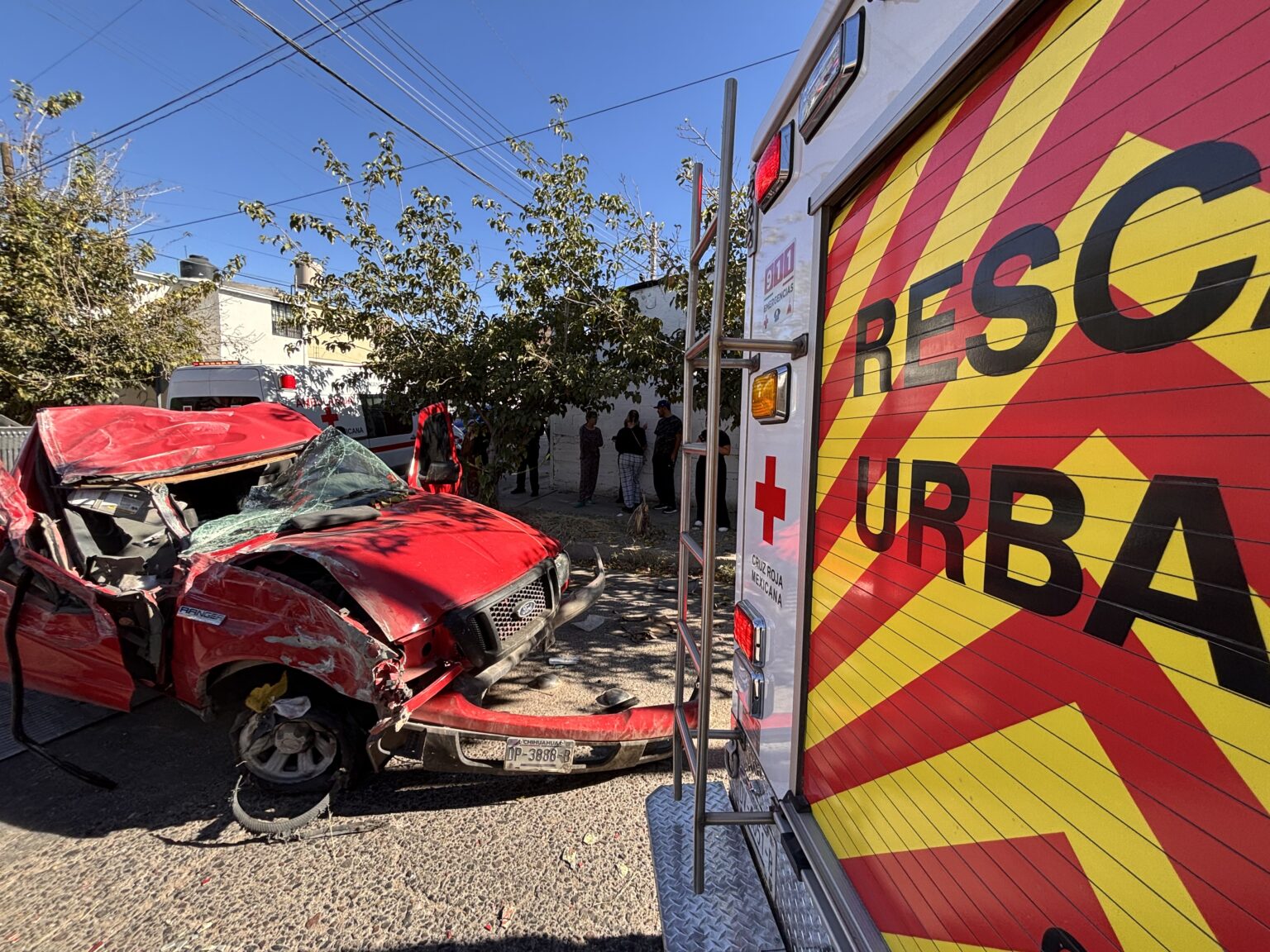 Tras huir de un choque, joven vuelve a estrellarse y queda atrapado en su vehículo