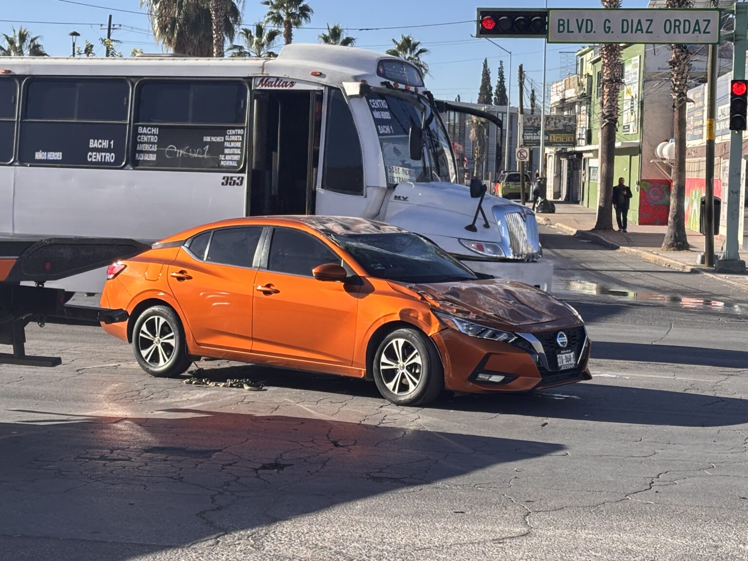Choque lateral provoca volcadura en la zona centro