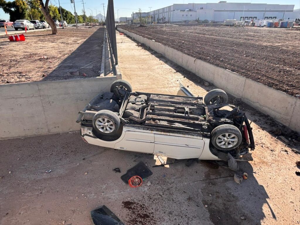 Vuelca en canal y quedan dos heridos en la carretera al Aeropuerto