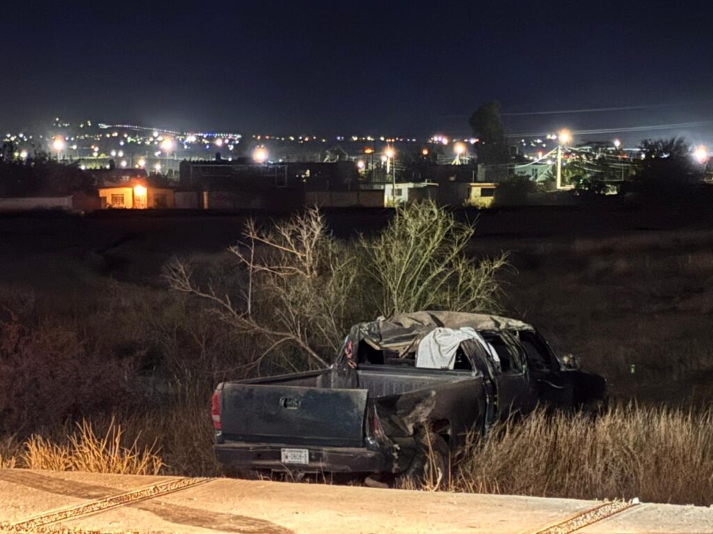 Choca y vuelca en el R. Almada; abandonan pick up