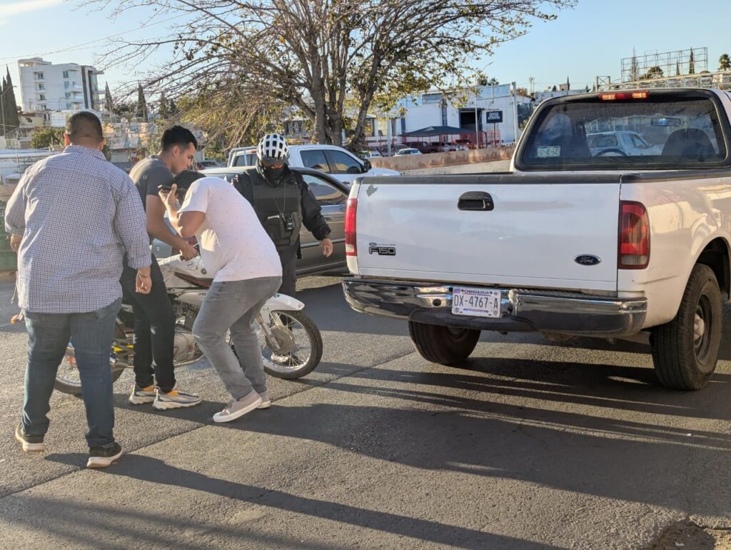 Choca motociclista, queda herido y causa caos vial en El Canal