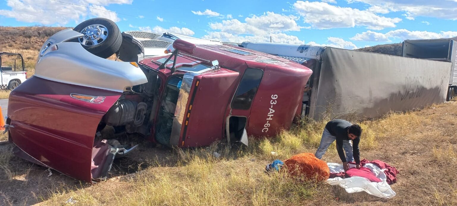 Volcadura de tráiler cargado con veladoras en la carretera Chihuahua-Juárez