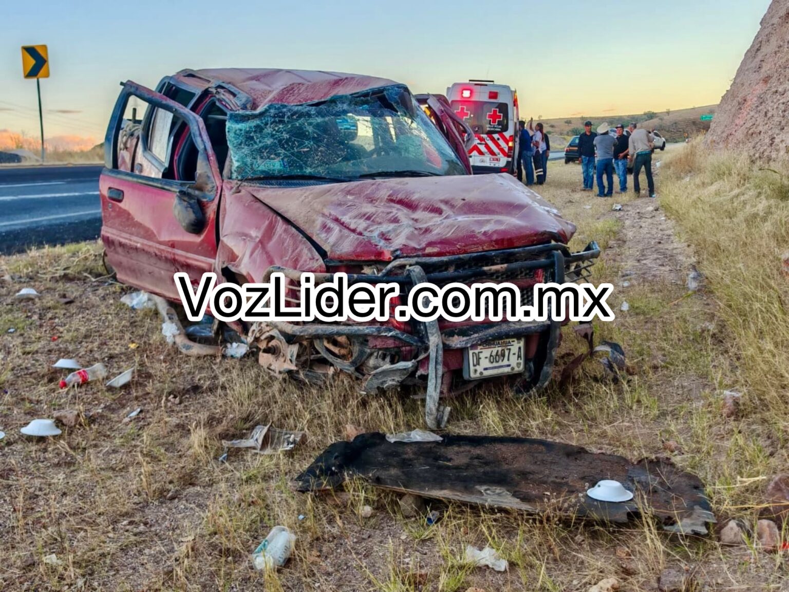 Pickup pierde el control y vuelca en la carretera Cuauhtémoc–Chihuahua