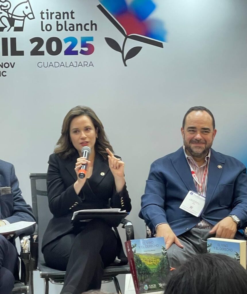 Presenta UACH y Editorial Tirant “El vino y el Derecho” en la Feria Internacional del Libro de Guadalajara 2025.