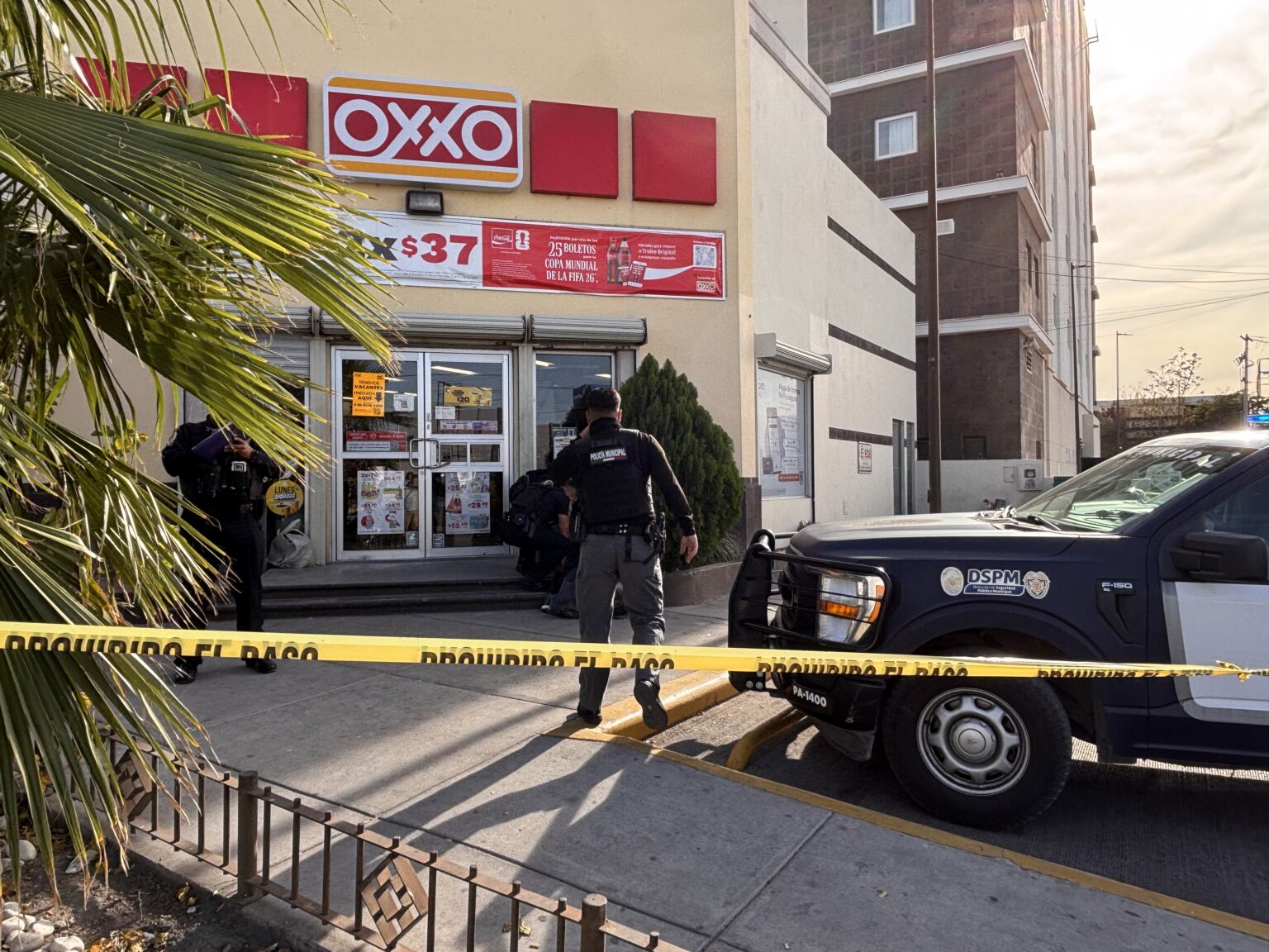 Muere joven en situación de calle afuera de Oxxo en zona Centro