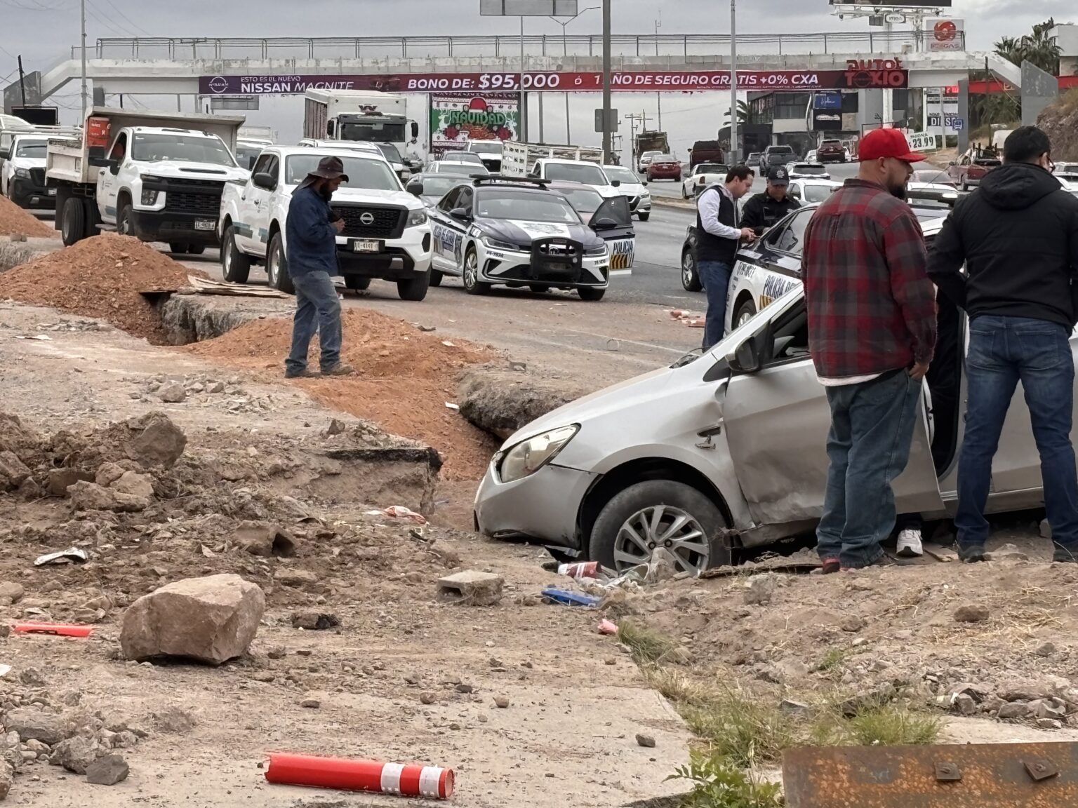 Desperfecto en neumático hace volar a conductor a zanja en el Periférico de la Juventud