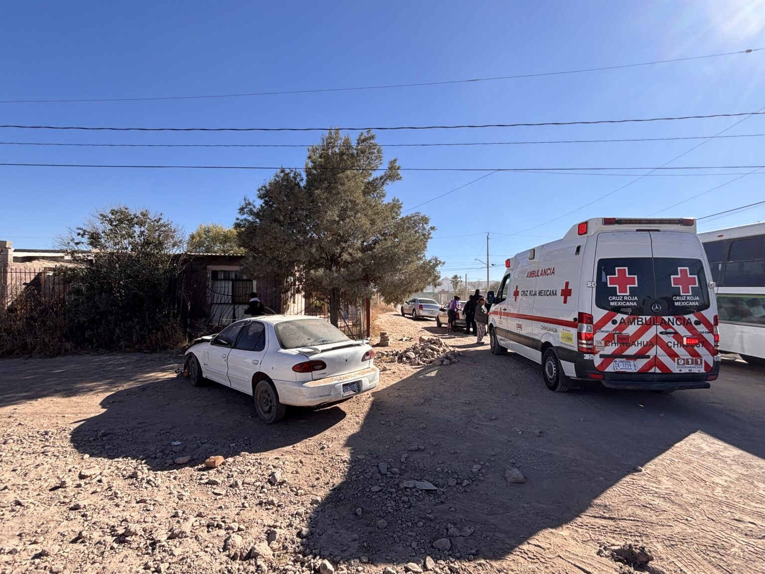 Conductora pierde el control y choca contra vivienda en la colonia María Luisa