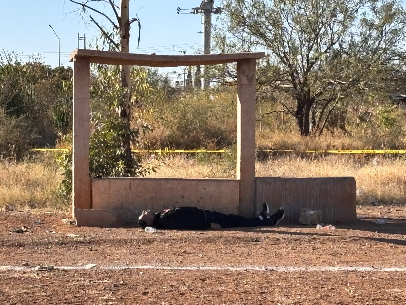 Localizan a hombre sin vida en campo de fútbol de la colonia Ávalos