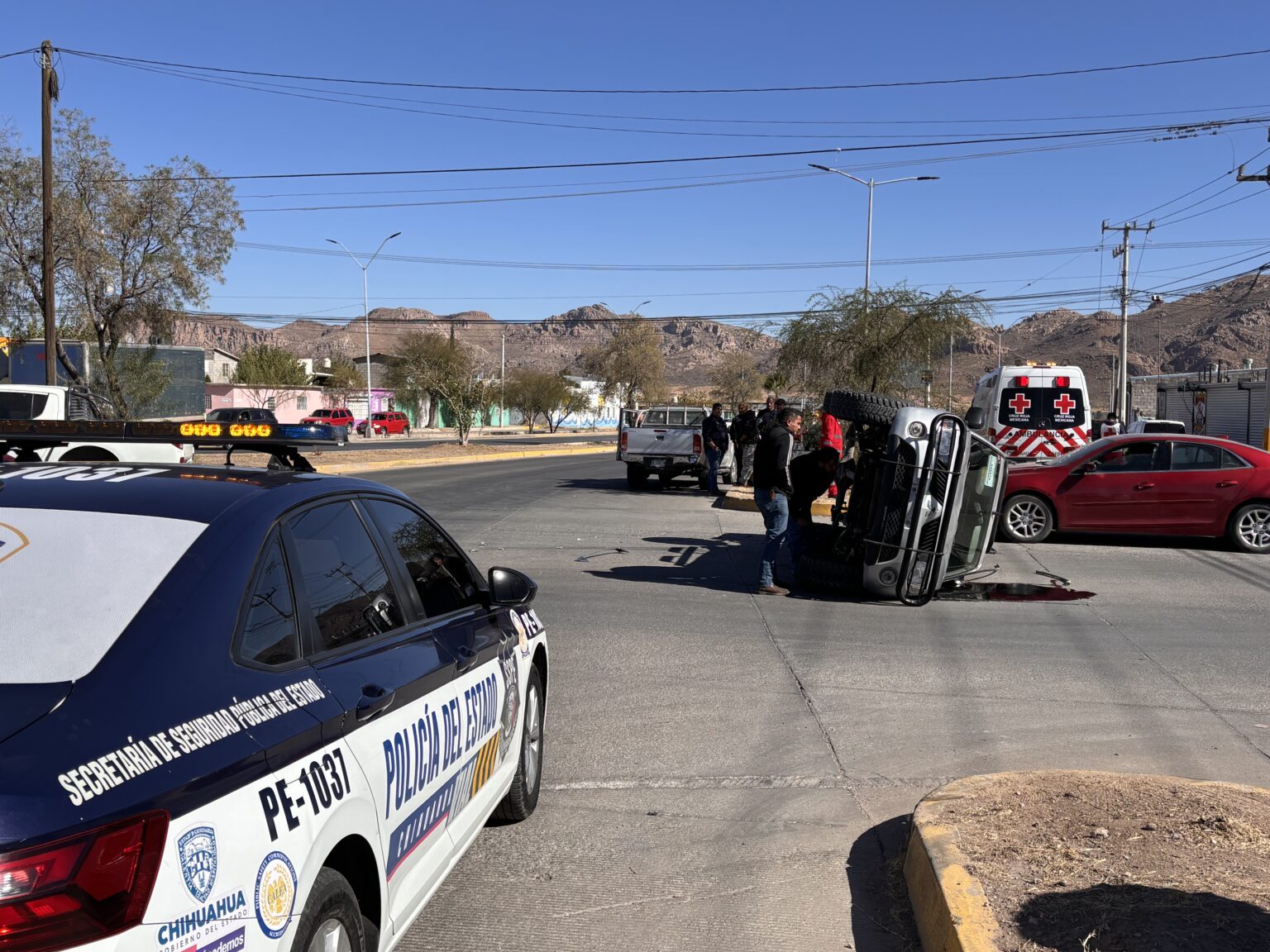 Choque provoca volcadura en la Nuevo Triunfo