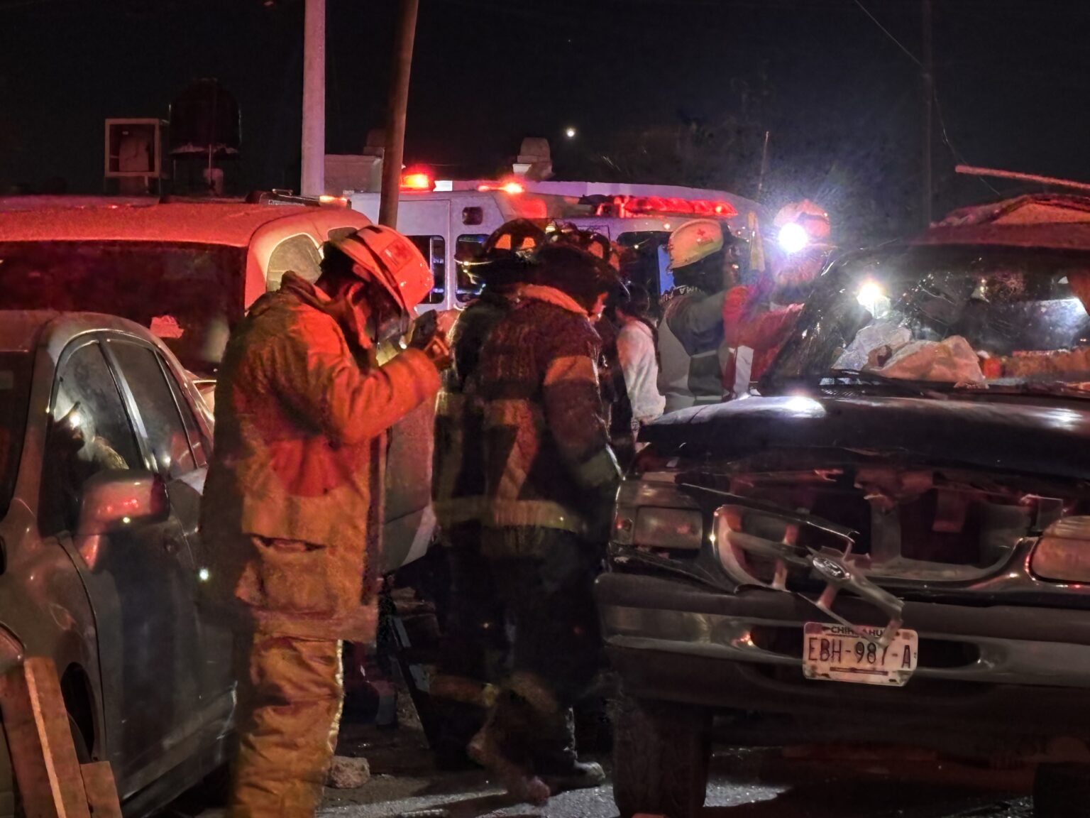 Menores chocan camioneta Explorer contra seis vehículos y quedan atrapados en Real Carolinas