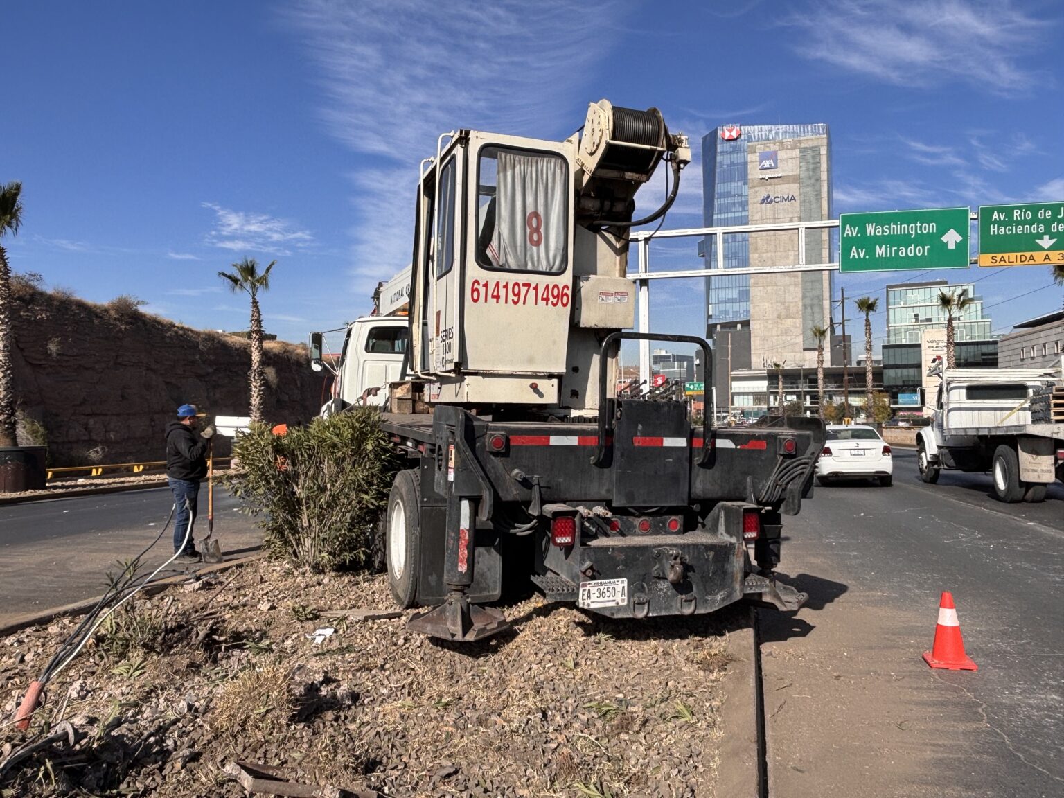 Falla mecánica provoca que grúa derribe poste y choque camioneta en el Periférico de la Juventud