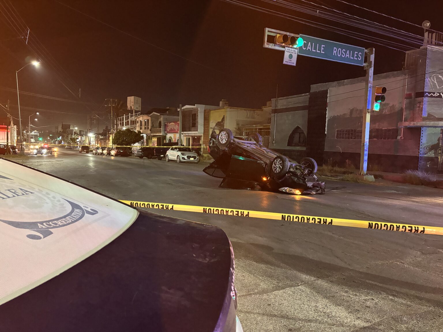 Volcadura de automóvil provoca movilización policiaca en la colonia Obrera