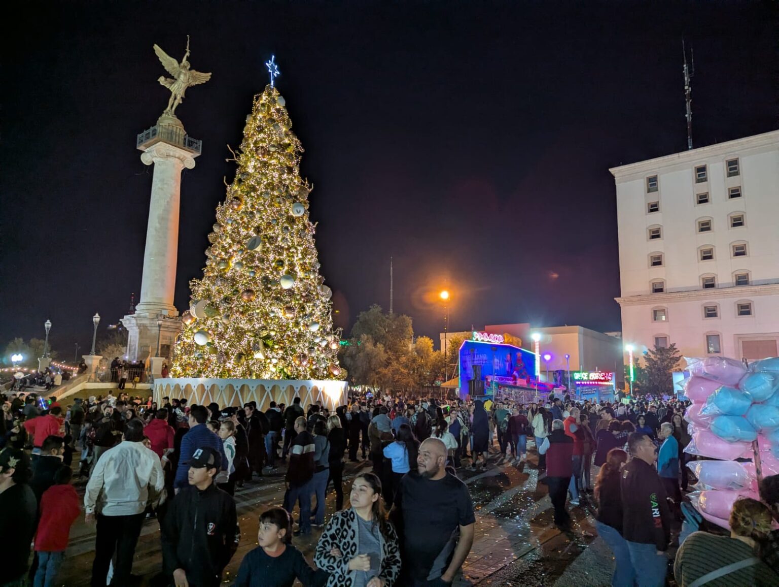 ¡Inicia la Navidad! Miles de Chihuahuenses Disfrutan del Encendido del Árbol y Atracciones en la Plaza del Ángel