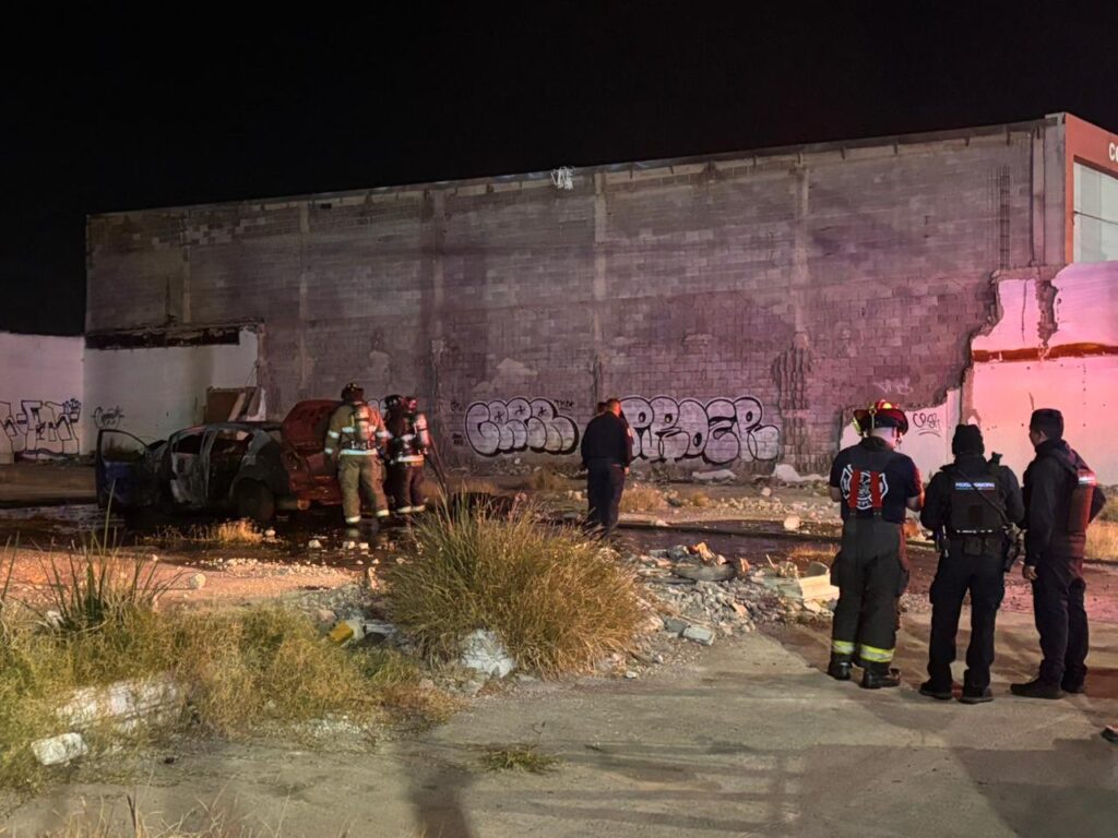 Ardió automóvil en lateral del Periférico de la Juventud