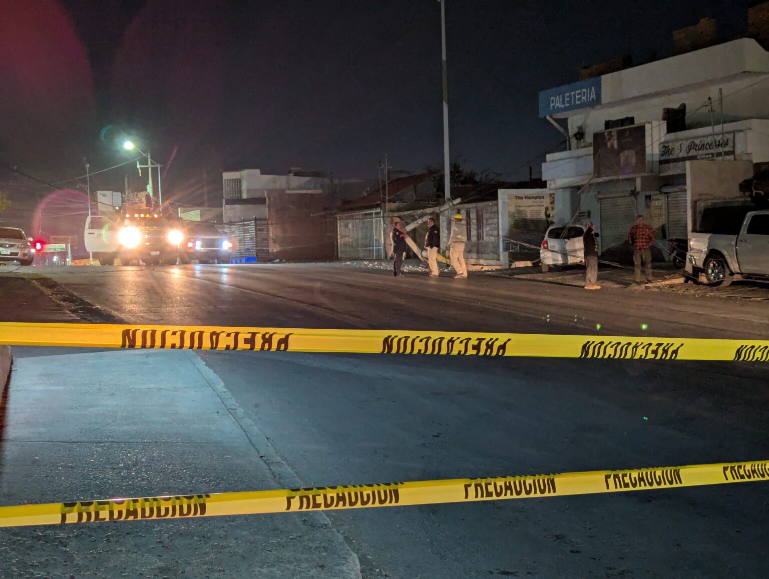 Tumba camión poste y causa apagón en la Nueva España