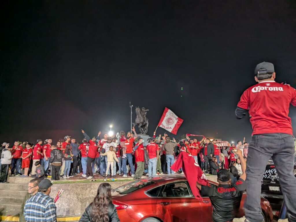 Euforia roja en la glorieta de Pancho Villa