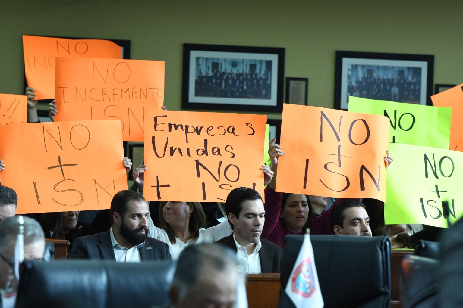 Protestan empresarios contra aumento al ISN en Congreso