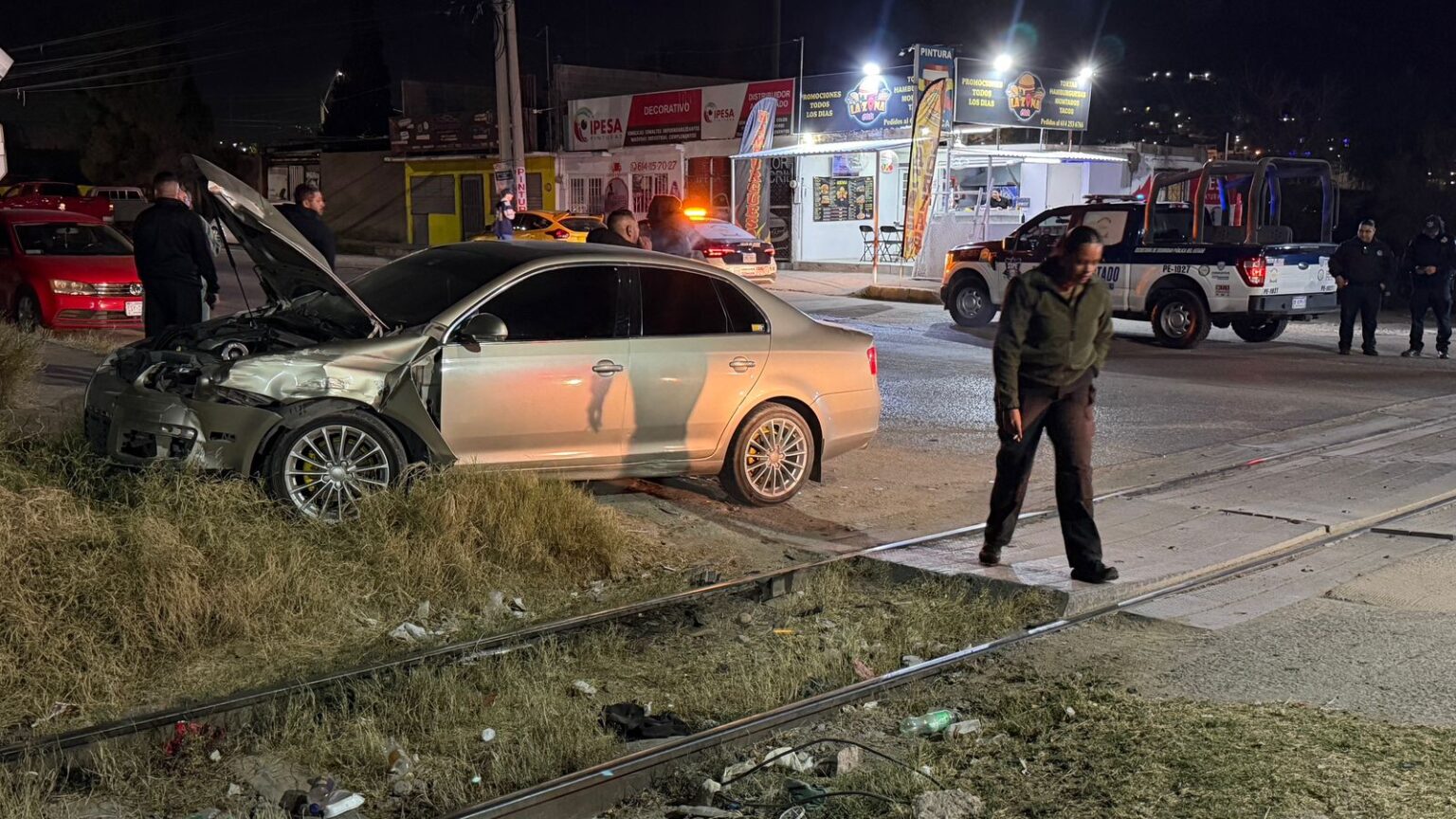 Intenta ganarle el paso al tren y choca