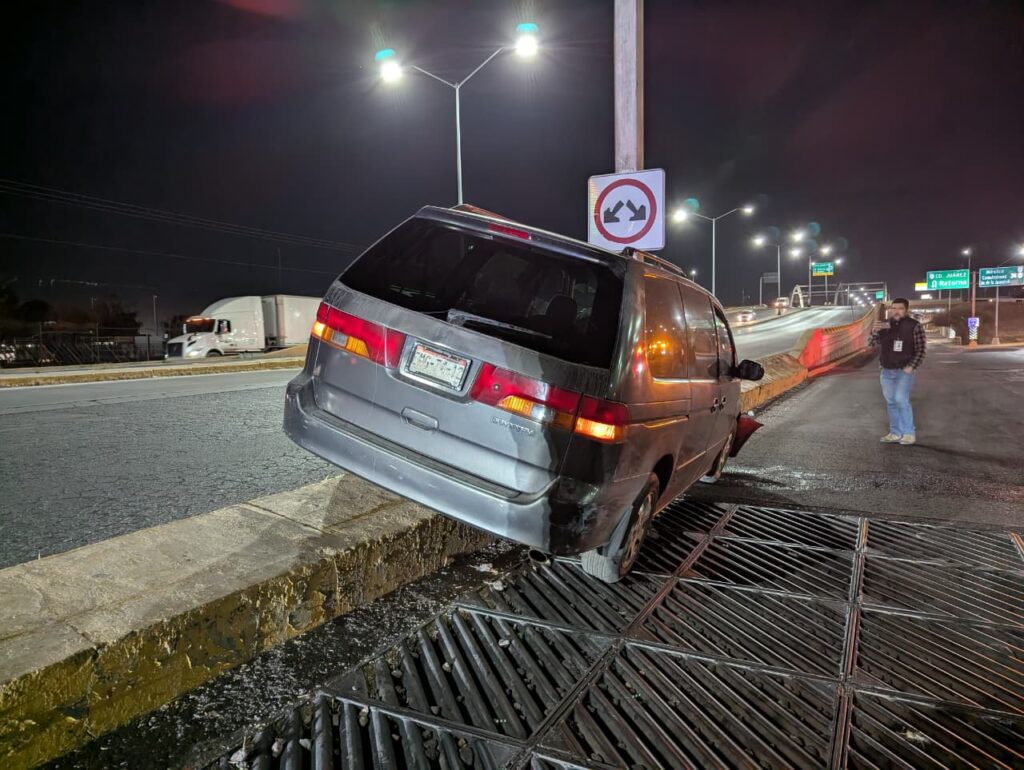 Choca su Odyssey vs poste en la Tecnológico