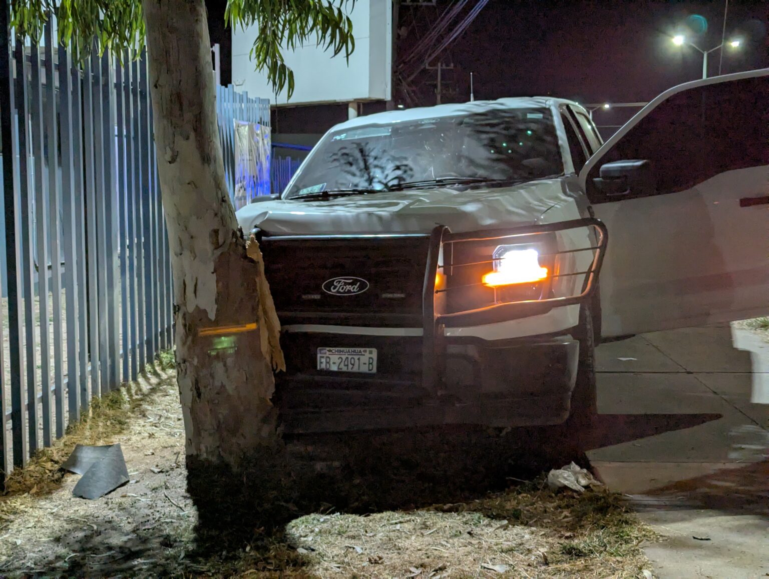 Policía chocó contra árbol en la Homero