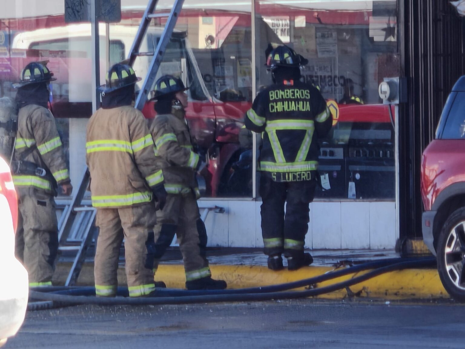 Incendio consume negocio de sombreros y talabartería en avenida Juárez