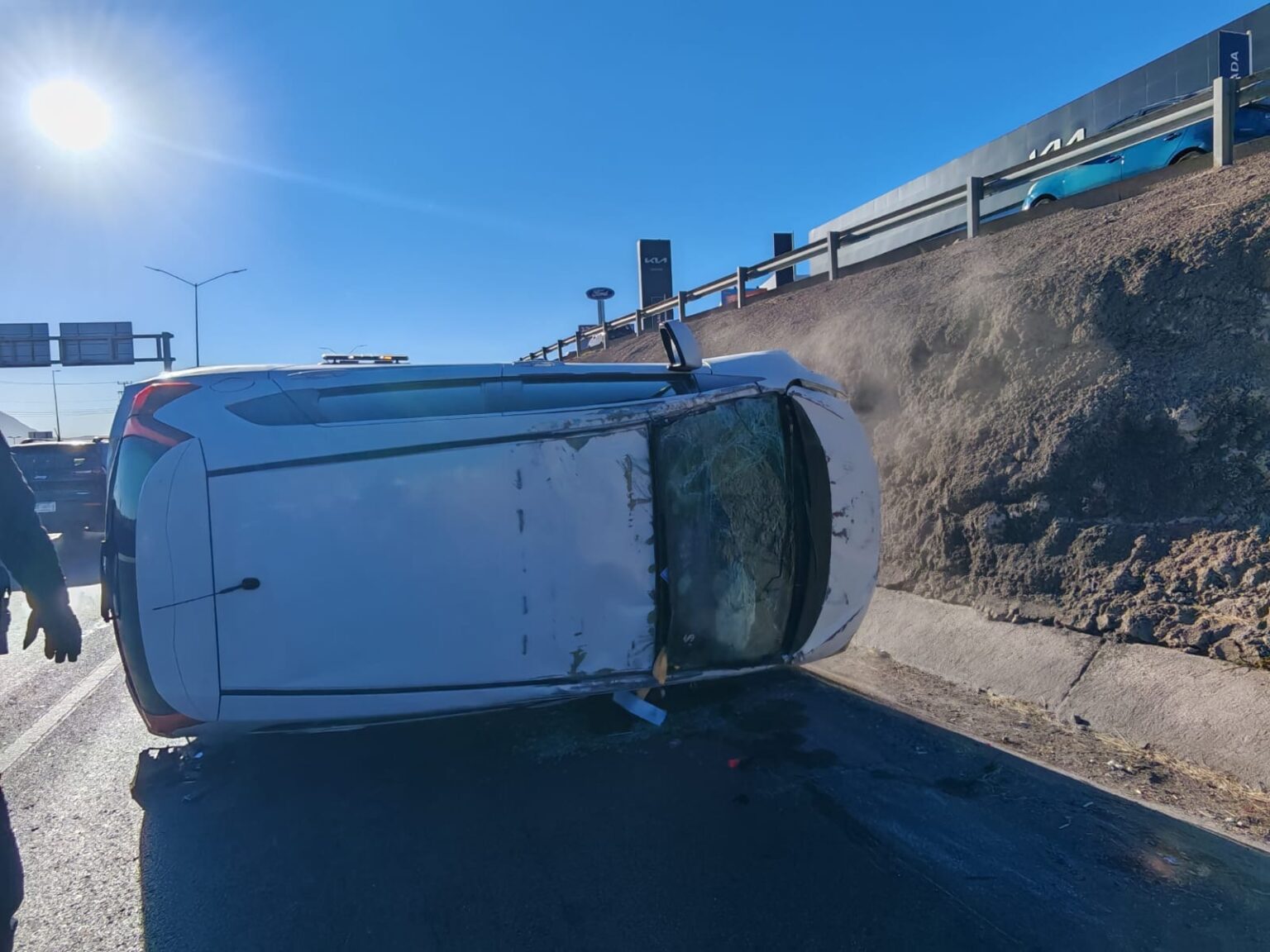 Vuelca automóvil en el Periférico de la Juventud; conductora resulta con lesiones leves