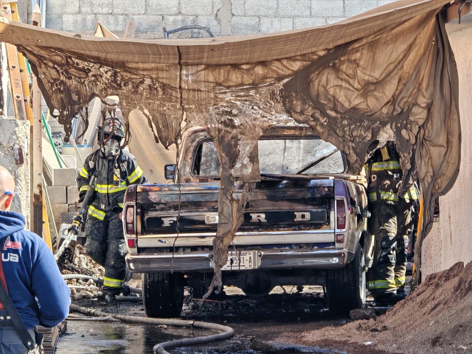 Incendio en cochera deja una pickup calcinada en el Cerro de la Cruz