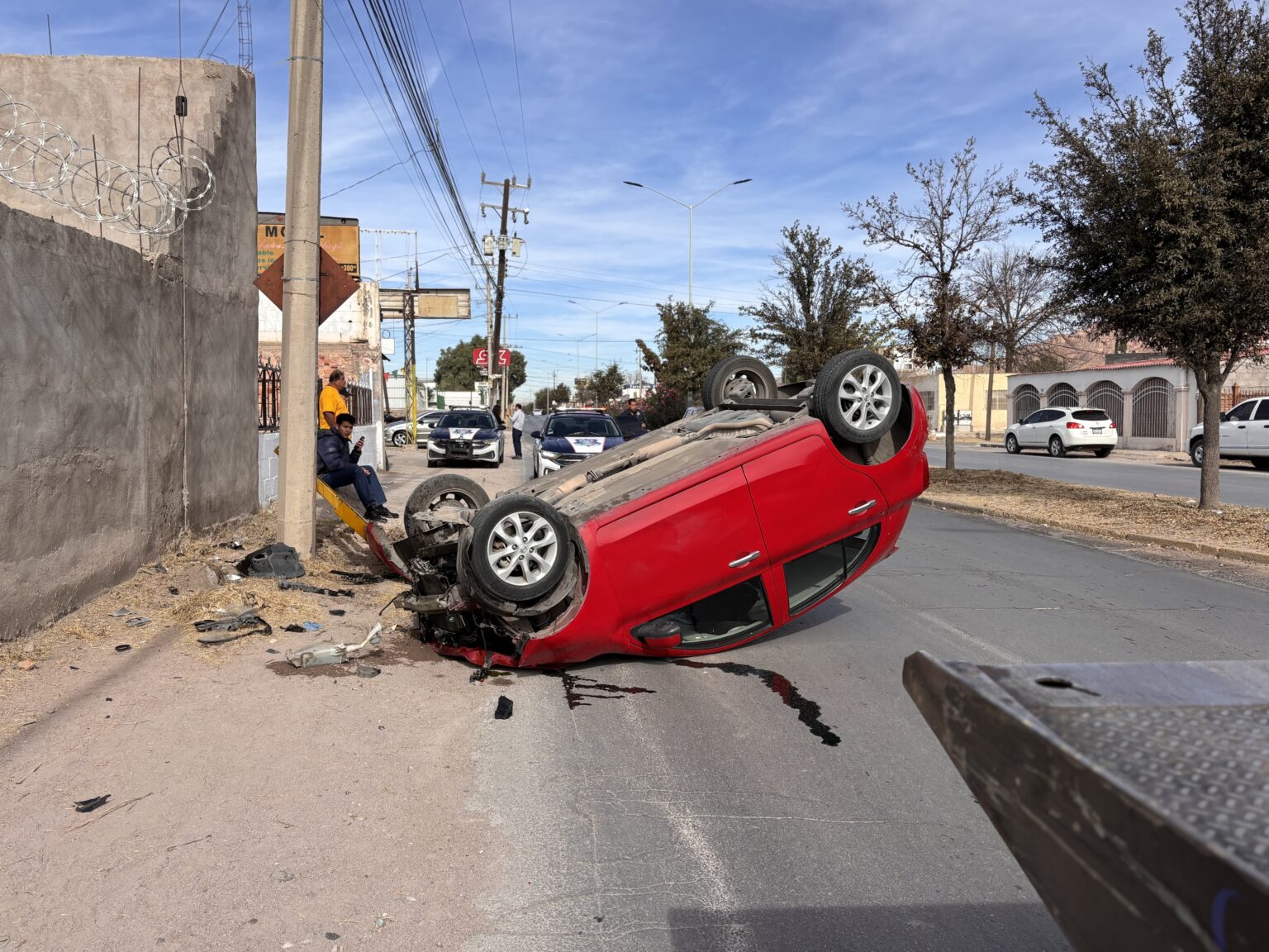 Vuelca vehículo tras colisión en la colonia Nombre de Dios