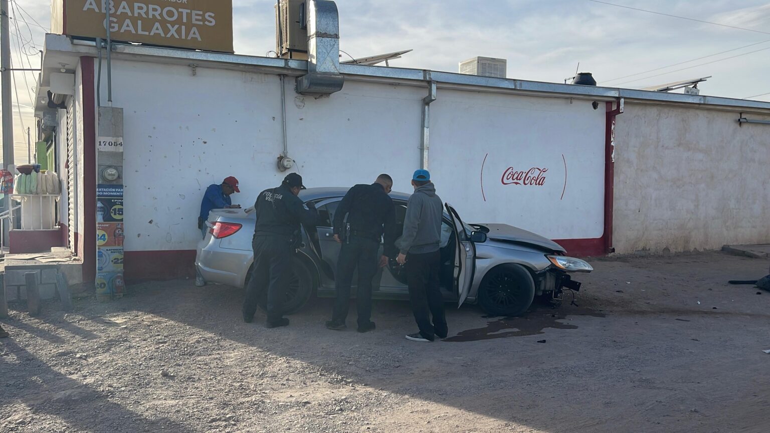 Trató de huir de choque y termina impactado en tienda