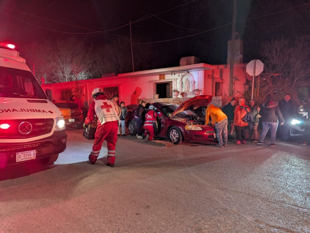 Choque con camión urbano deja a joven atrapada y lesionada al sur de la ciudad