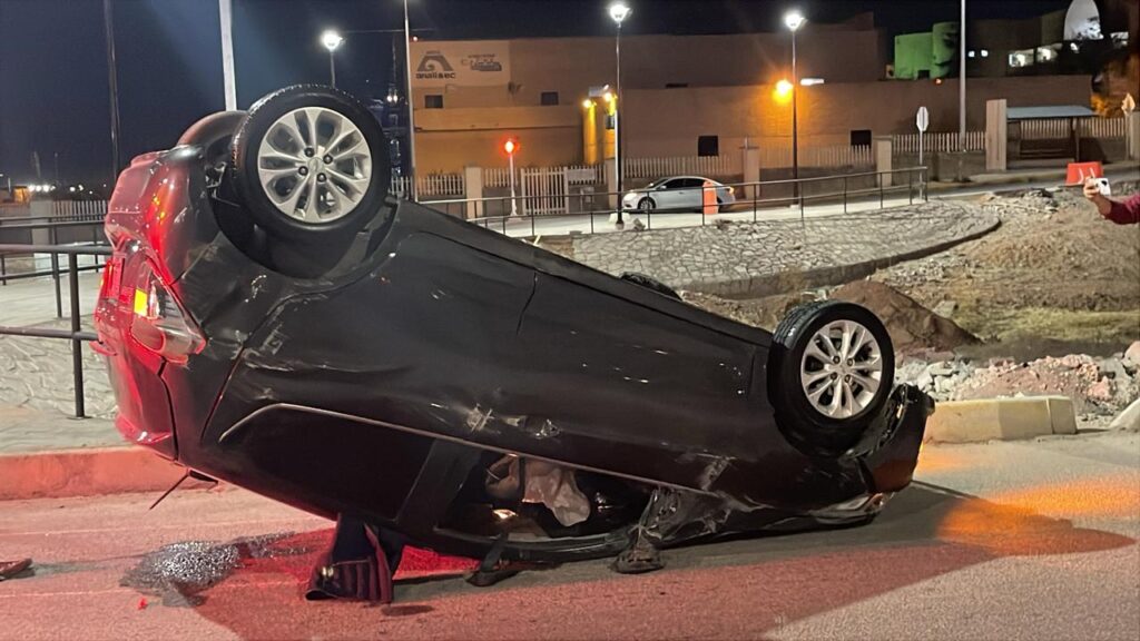 Pierde el control y vuelca en el Circuito Universitario